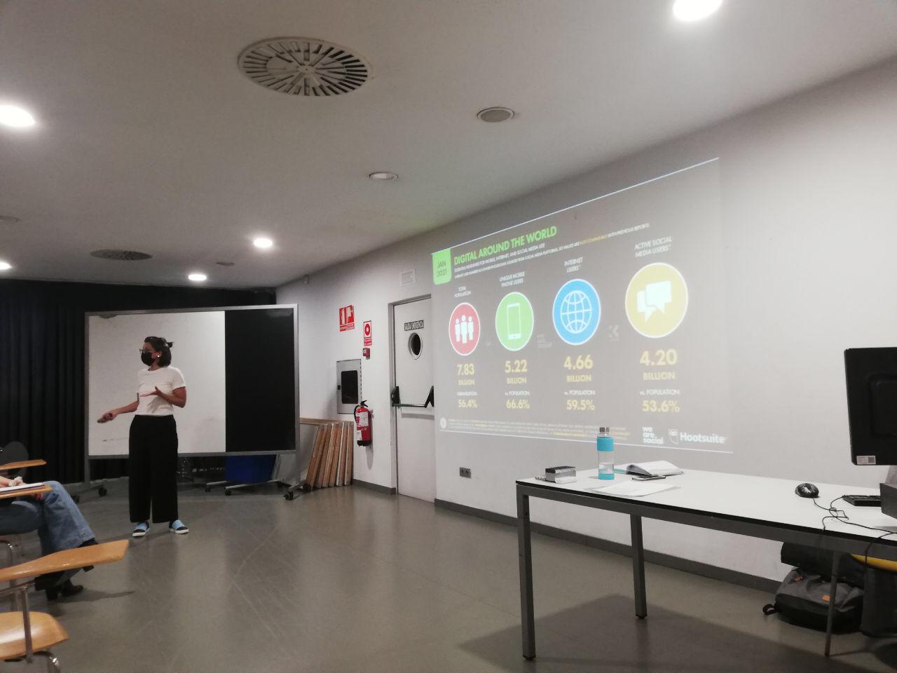 Diana González, frente a la pantalla, durante la charla sobre identidad digital organizada por la Asociación de Mujeres Periodistas Navarras