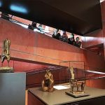 Participantes en la visita al Museo Oteiza asomadas en una de las rampas, observando tres obras del artista
