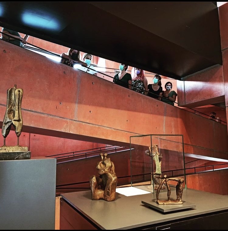 Participantes en la visita al Museo Oteiza asomadas en una de las rampas, observando tres obras del artista