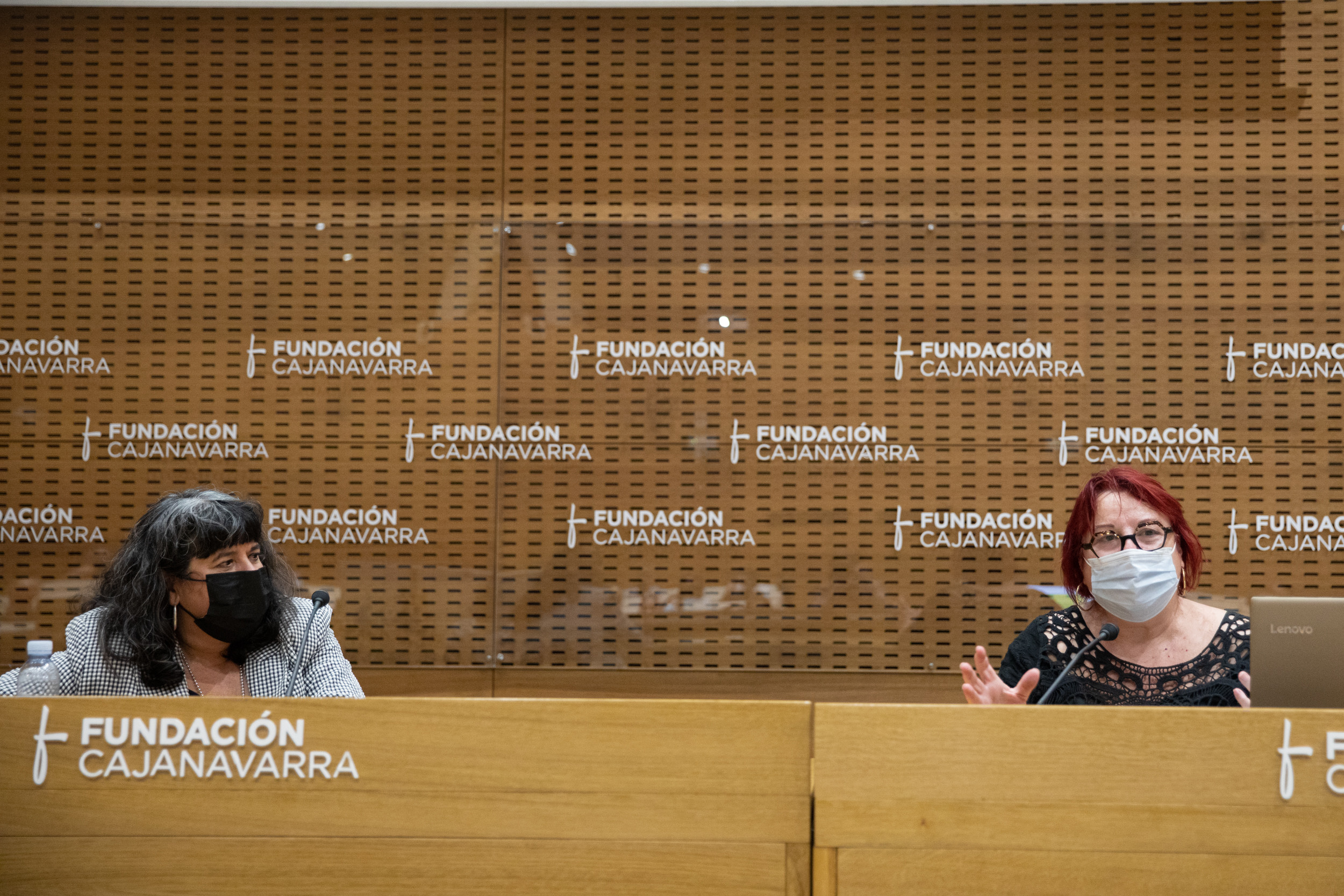 De frente, Eva Istúriz a la izquierda, mirando a Montserrat Boix, sentada a la derecha en una mesa alargada en Civican. 