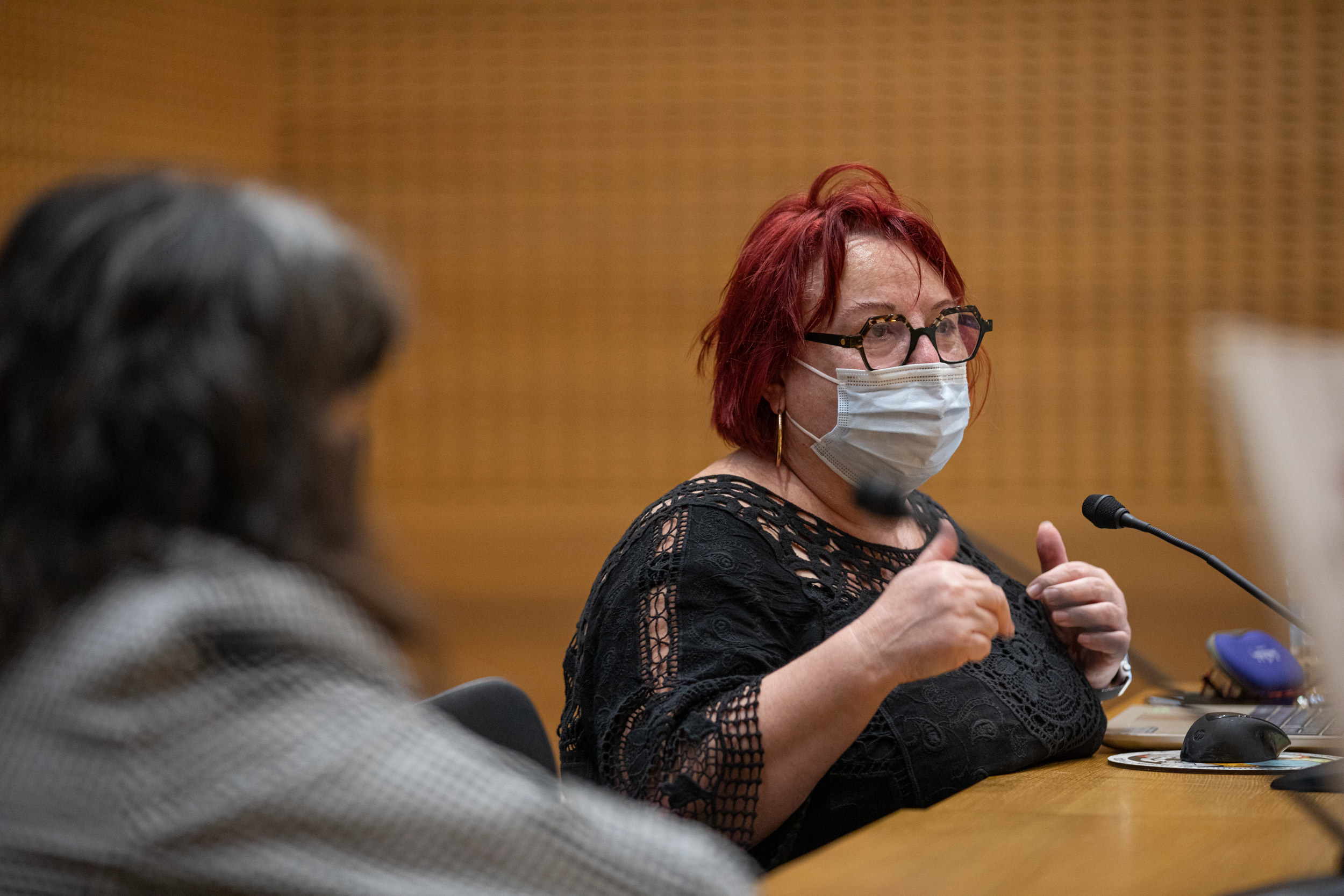 Montserrat Boix durante su conferencia en Civican sobre 'Ciberfeminismo'. En segundo plano aparece Eva Istúriz, directora gerente del INAI.