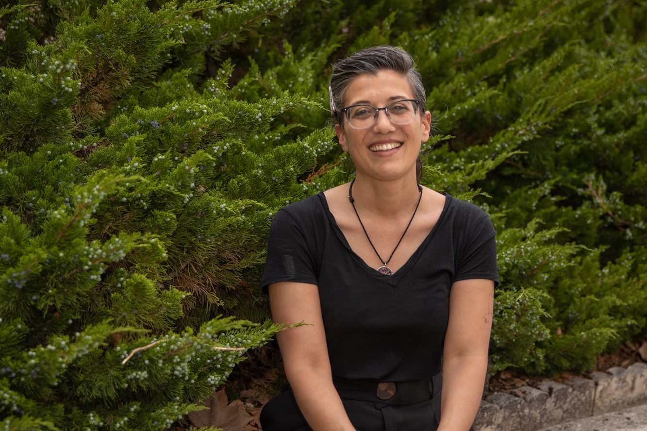 Diana González, posa en un exterior