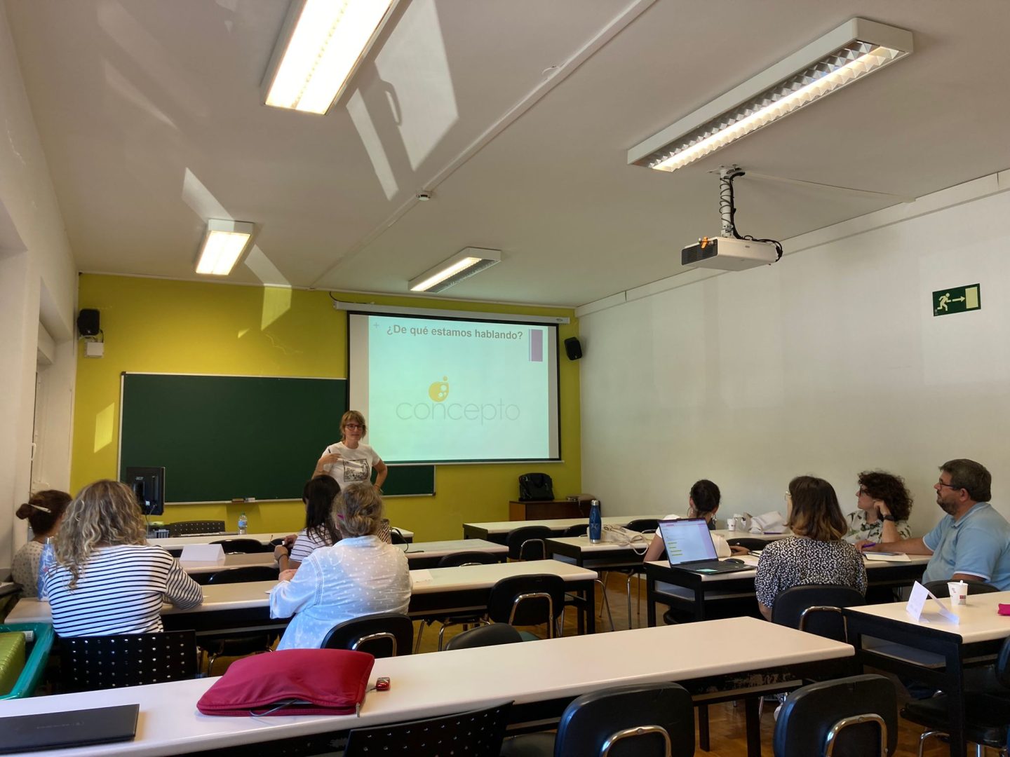 Varias personas en un aula universitaria que dirige Eva Tobías