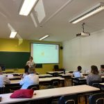 Varias personas en un aula universitaria que dirige Eva Tobías